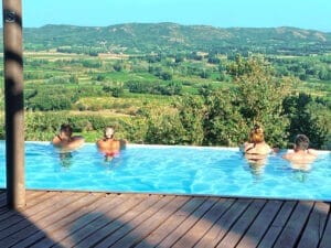 Piscine à débordement Les Hauts d'Avignon : chambres d'hôtes, hébergement vacances